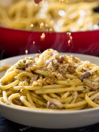 Bowl of pasta with sardines and breadcrumbs steam visible