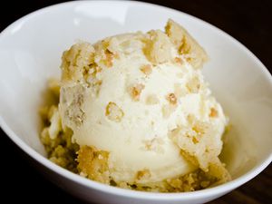 white chocolate ginger shortbread ice cream