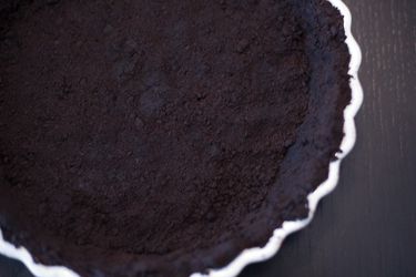 20110824-167221-chocolate-cookie-crust-610x458-1.jpg
