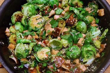 Sweet and spicy Brussels sprouts with tofu and shiitake mushrooms