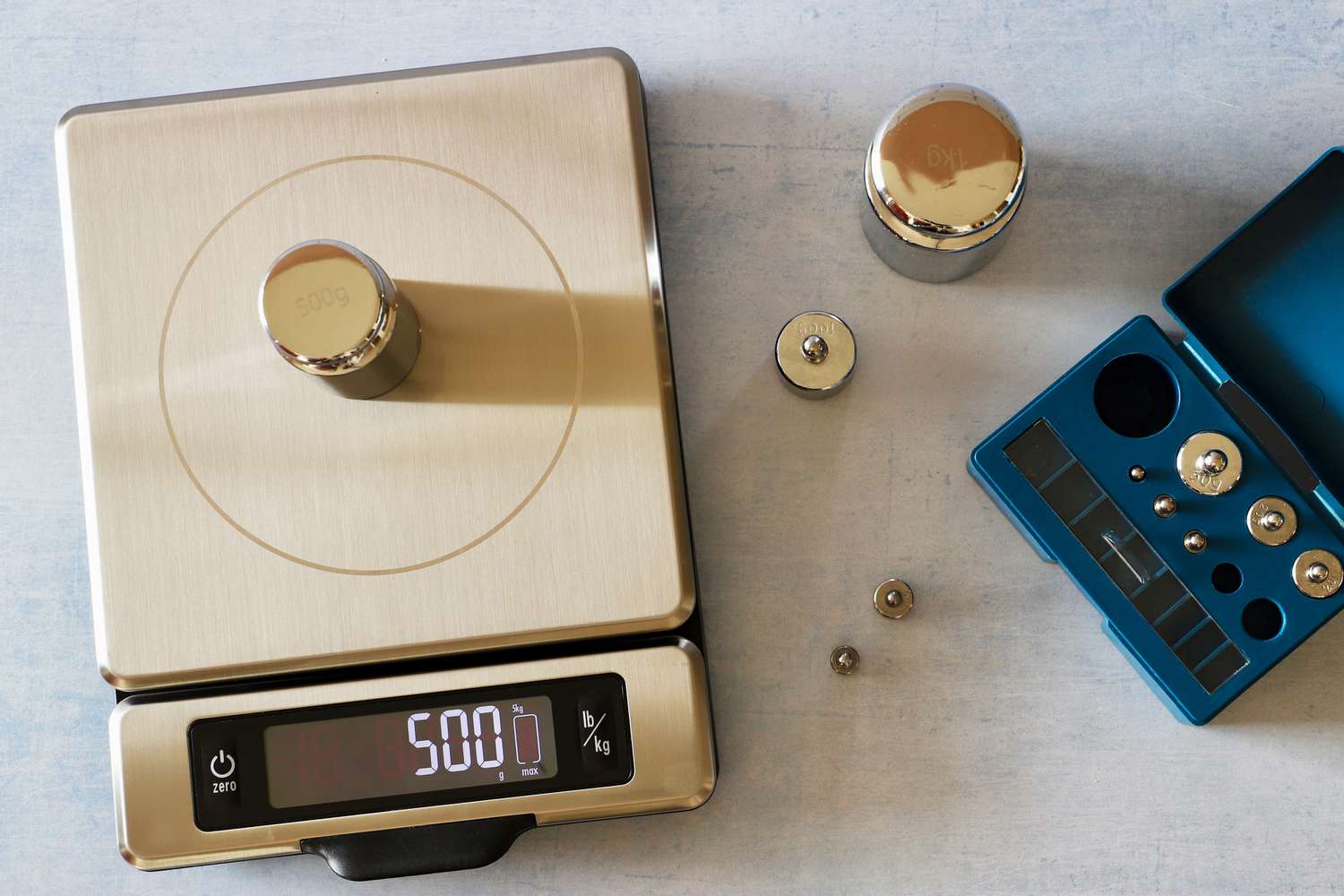A kitchen scale with a large calibration weight in its center