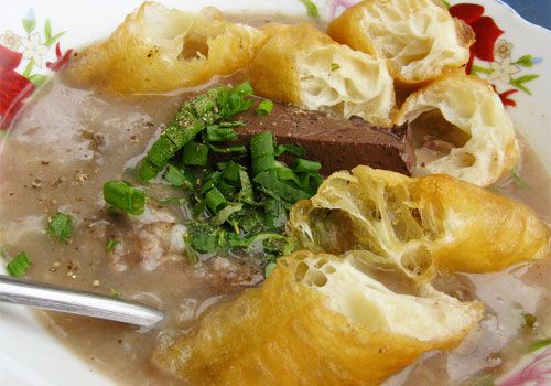 A bowl of Cháo with scallions on top