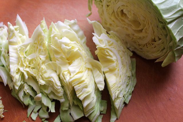 021014-taiwan-eats-braised-cabbage-slicing.jpg