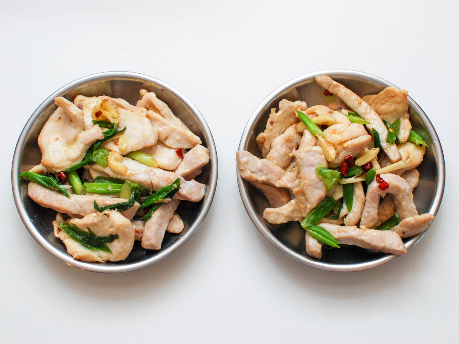 Two bowls: the one on the left contains a stir-fry with water-blanched meat; the one on the right contains a stir-fry with oil-blanched meat.