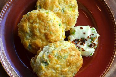225129-20121014-sunday-brunch-cheddar-scallion-scones.JPG