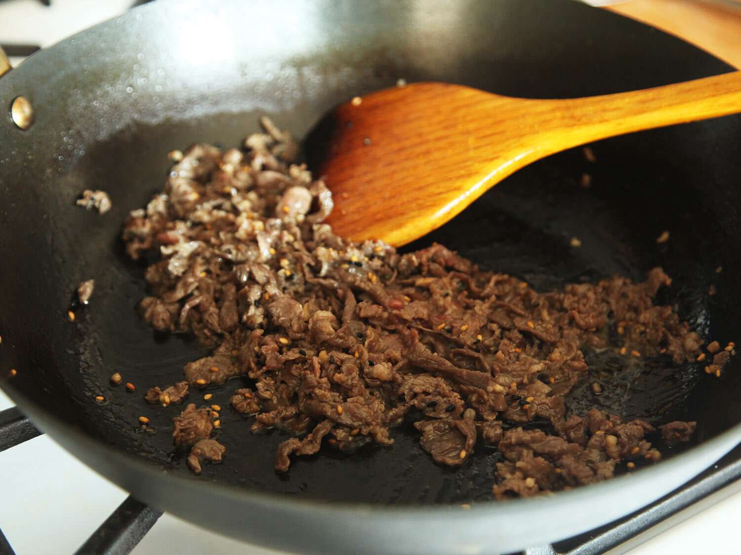 Stir-frying thinly-sliced beef for bibimbap