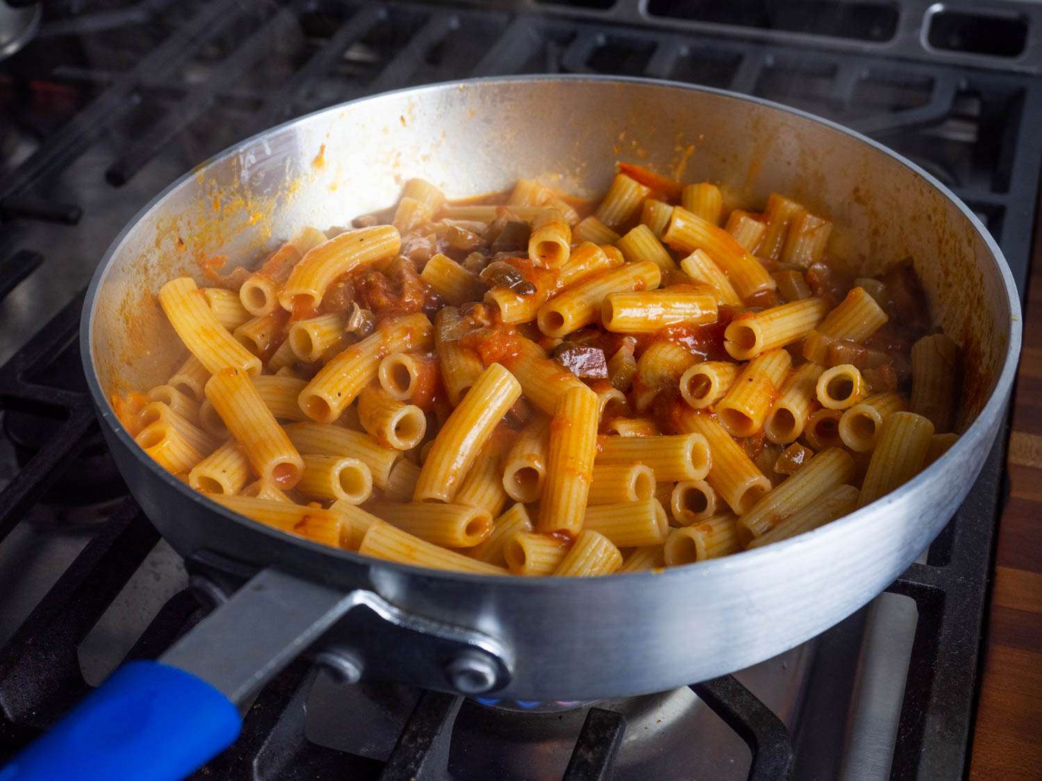 The Winco pasta pot full of pasta