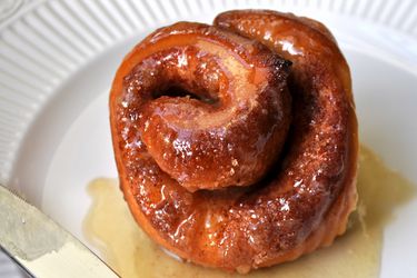 20121119-wakeandbake-cinnamon-buns-with-maple-glaze.JPG