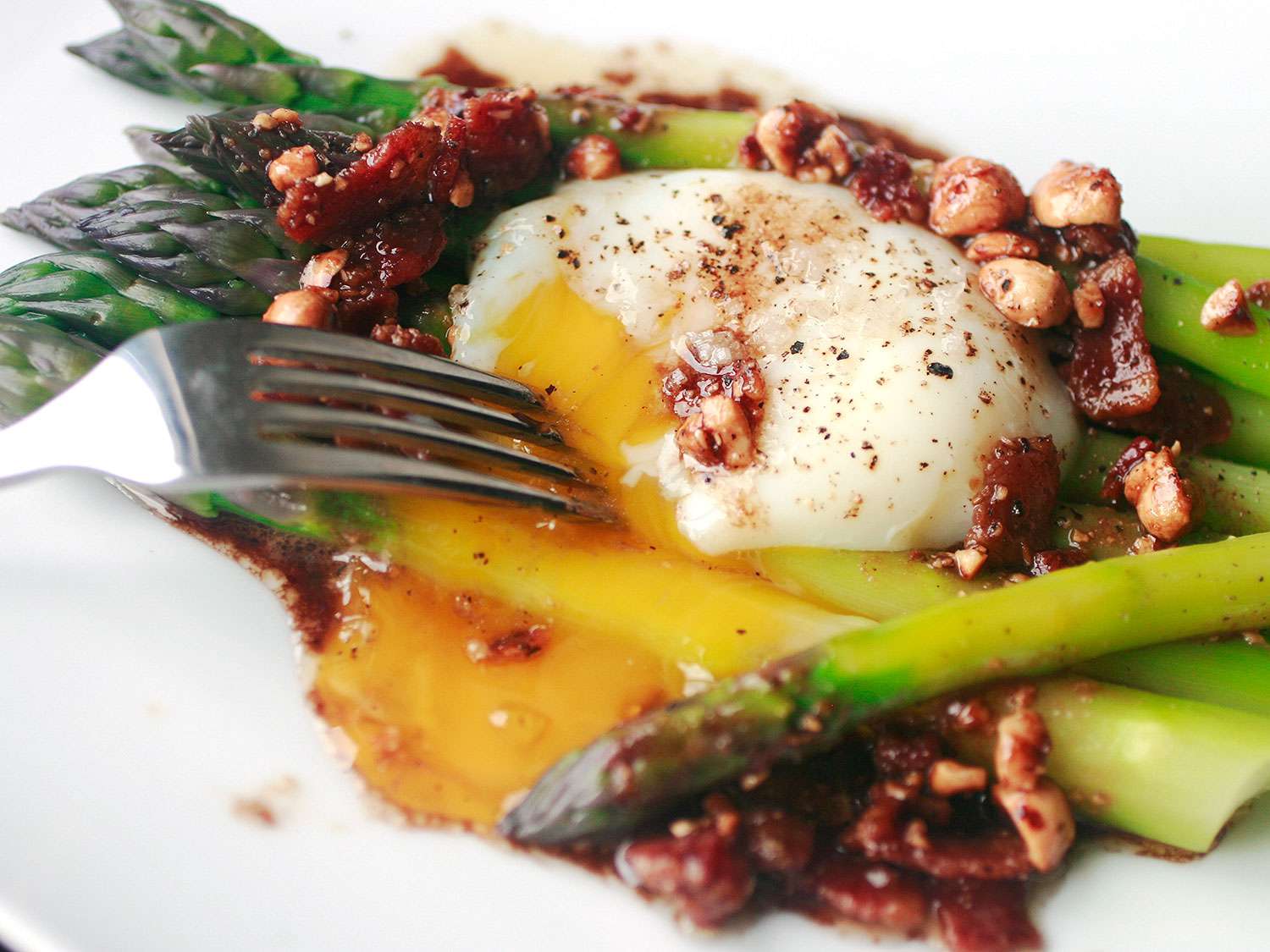 poached egg with asparagus