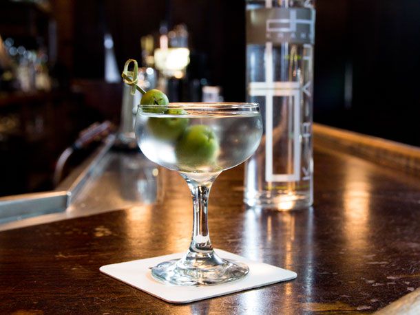 20130416-classic-cocktails-martini-jessica-leibowitz.jpg