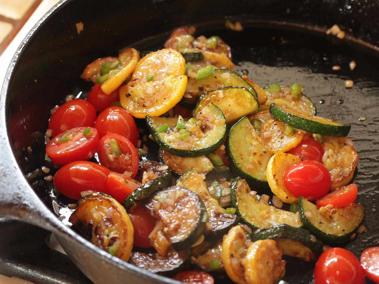 20140920-zucchini-summer-squash-tomato-saute-easy-4.jpg
