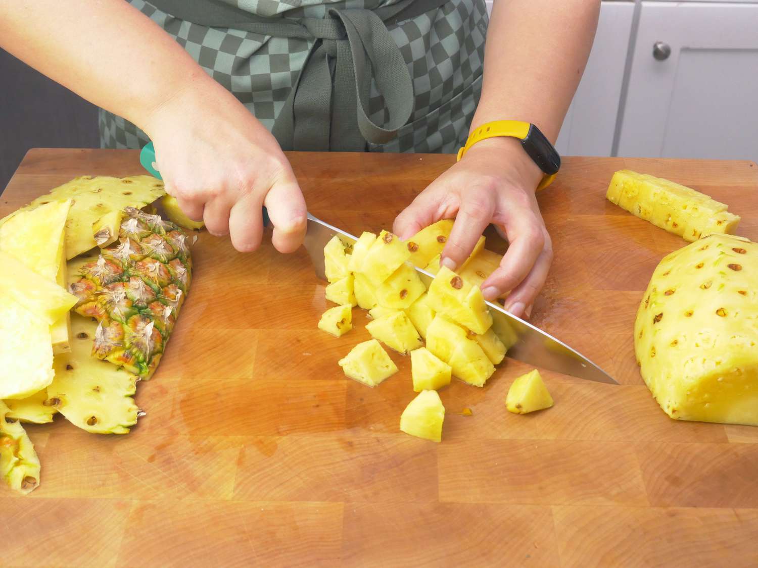 Dicing a pineapple