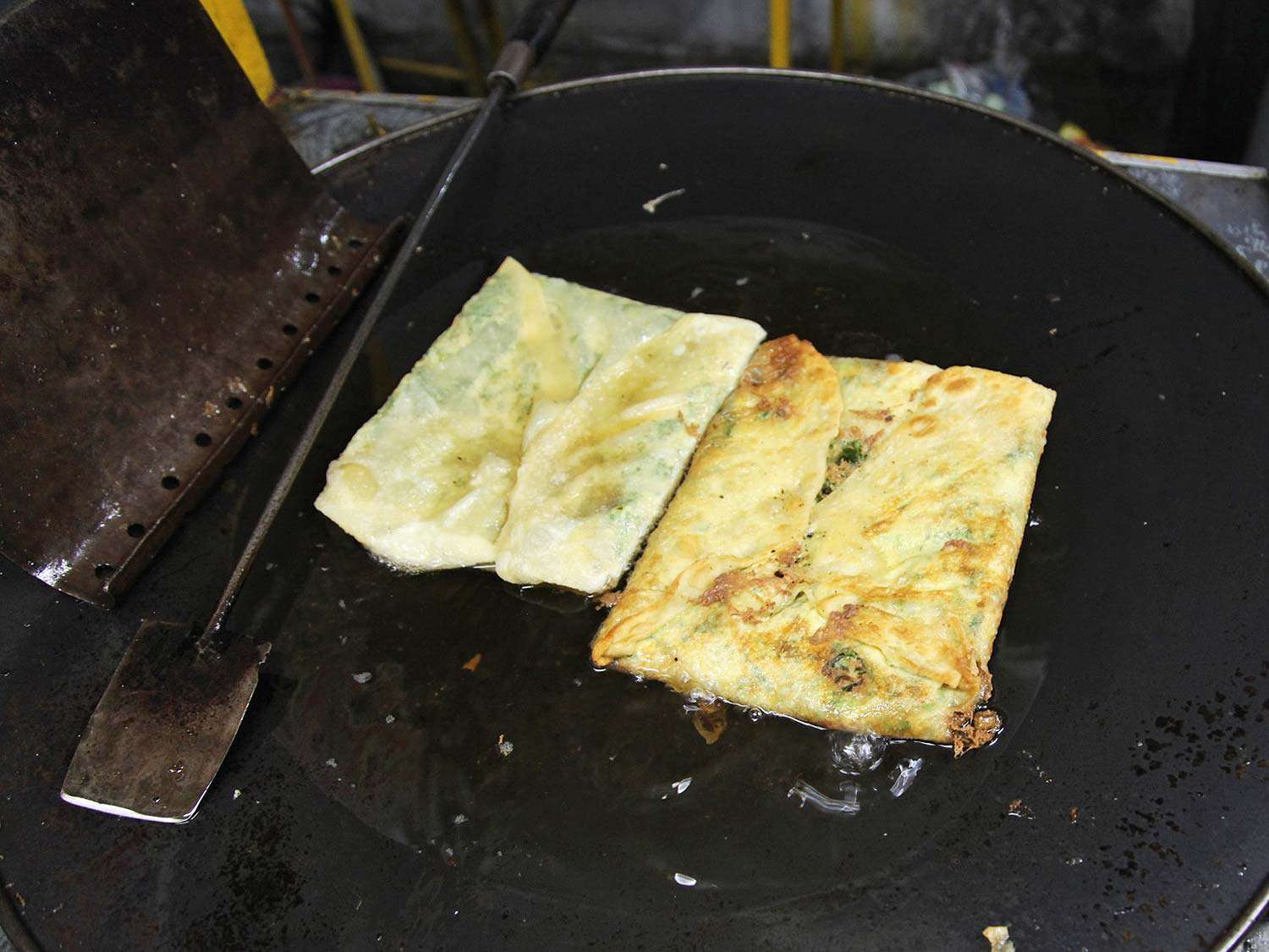 Frying martabak