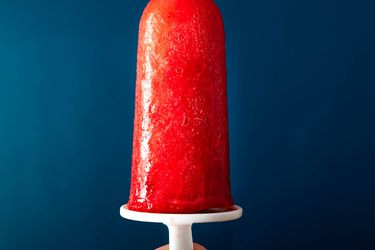 20200630-strawberry-popsicles-vicky-wasik