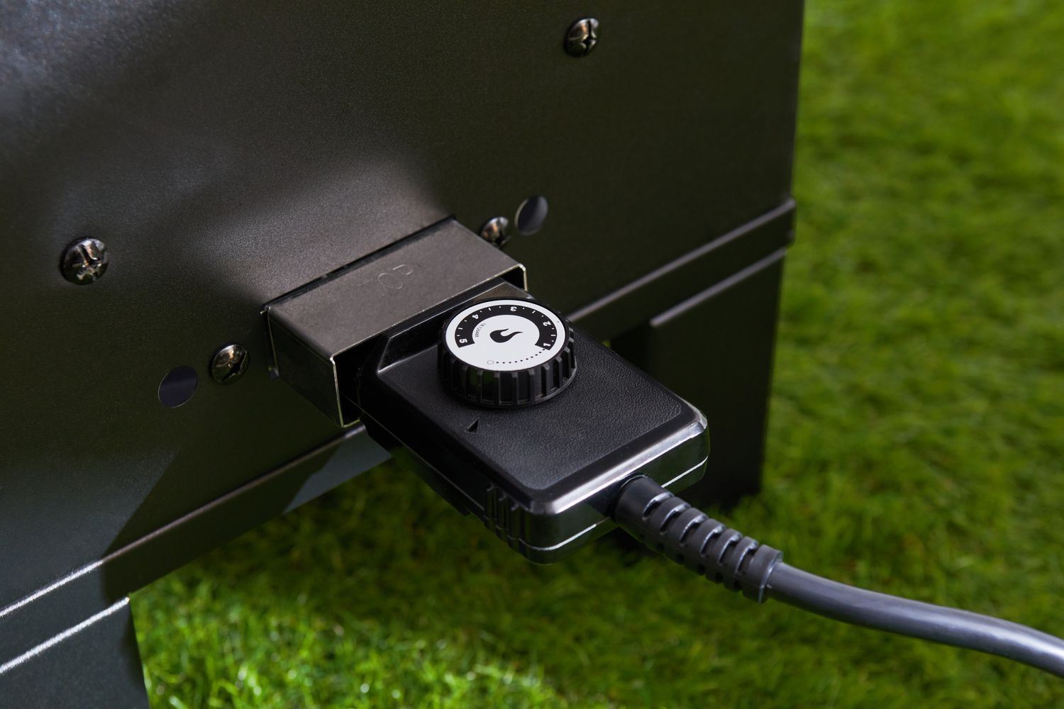 The plug on the Char-Broil Analog Electric Smoker (18202077)