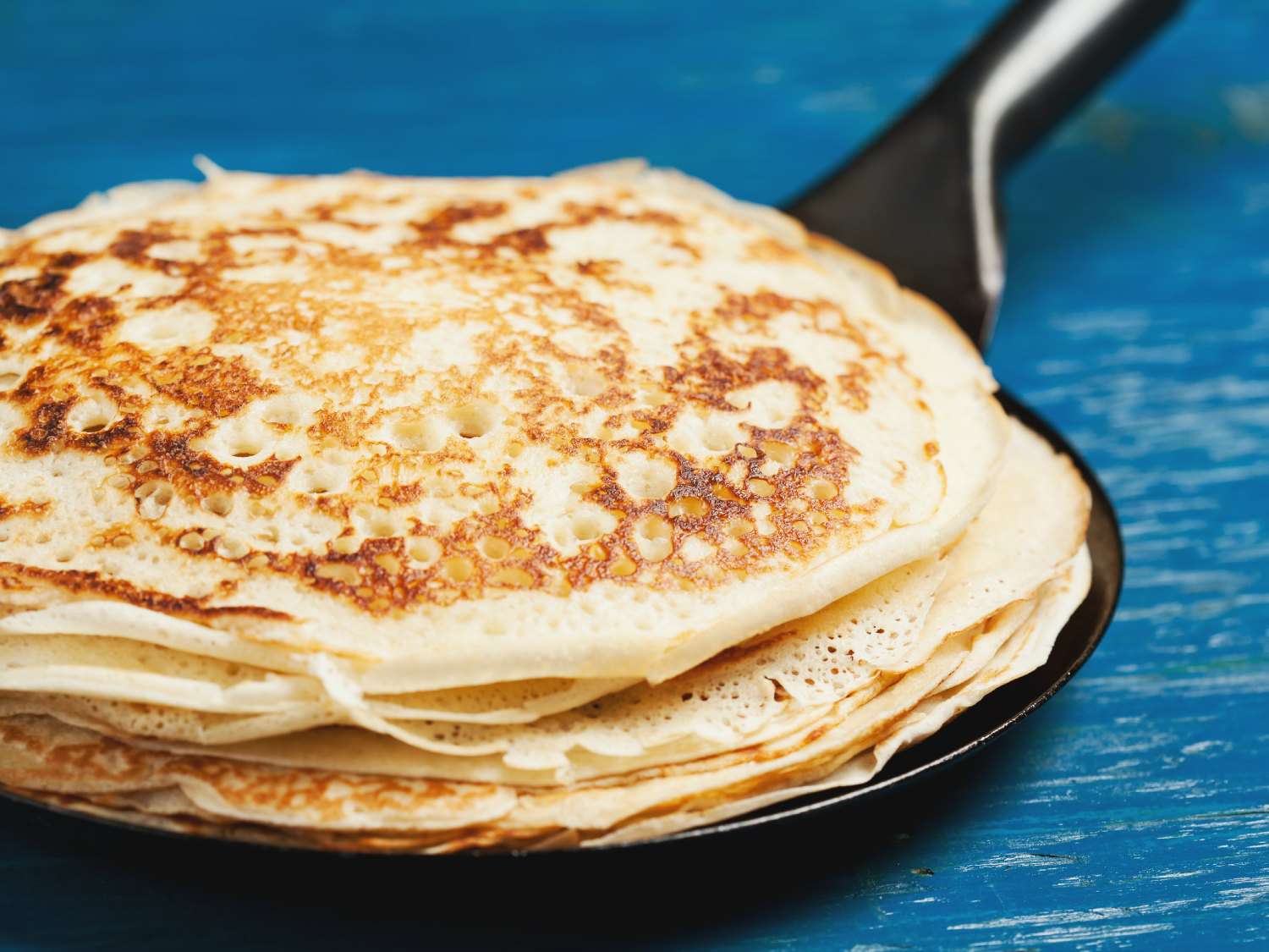 A stack of pfannkuchen on a small skillet. 