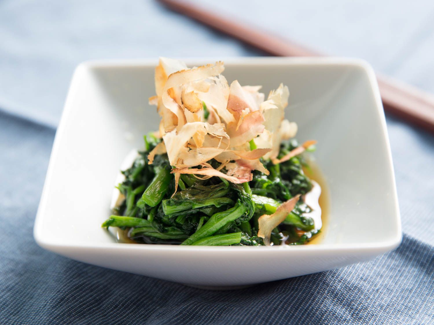  A dish of ohitashi topped shaved bonito. 