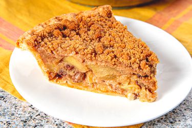 Side view of apple pie