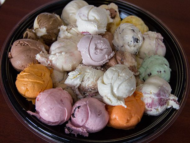 A round platter filled with scoops of different flavors of Tillamook ice cream. 