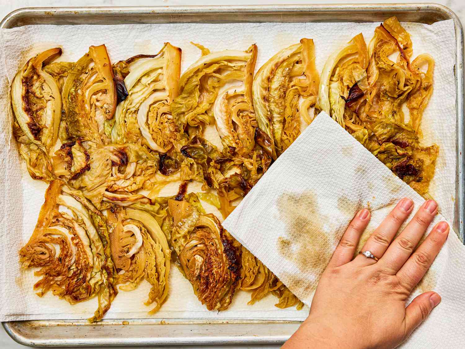Drying cabbage on a baking sheet with paper towels