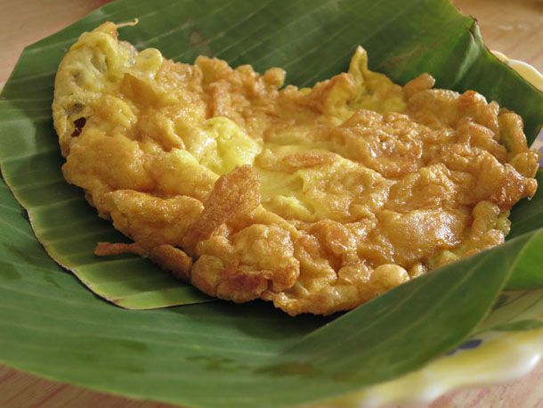 A Thai-style omelet (Khai Jiao) on banana leaves