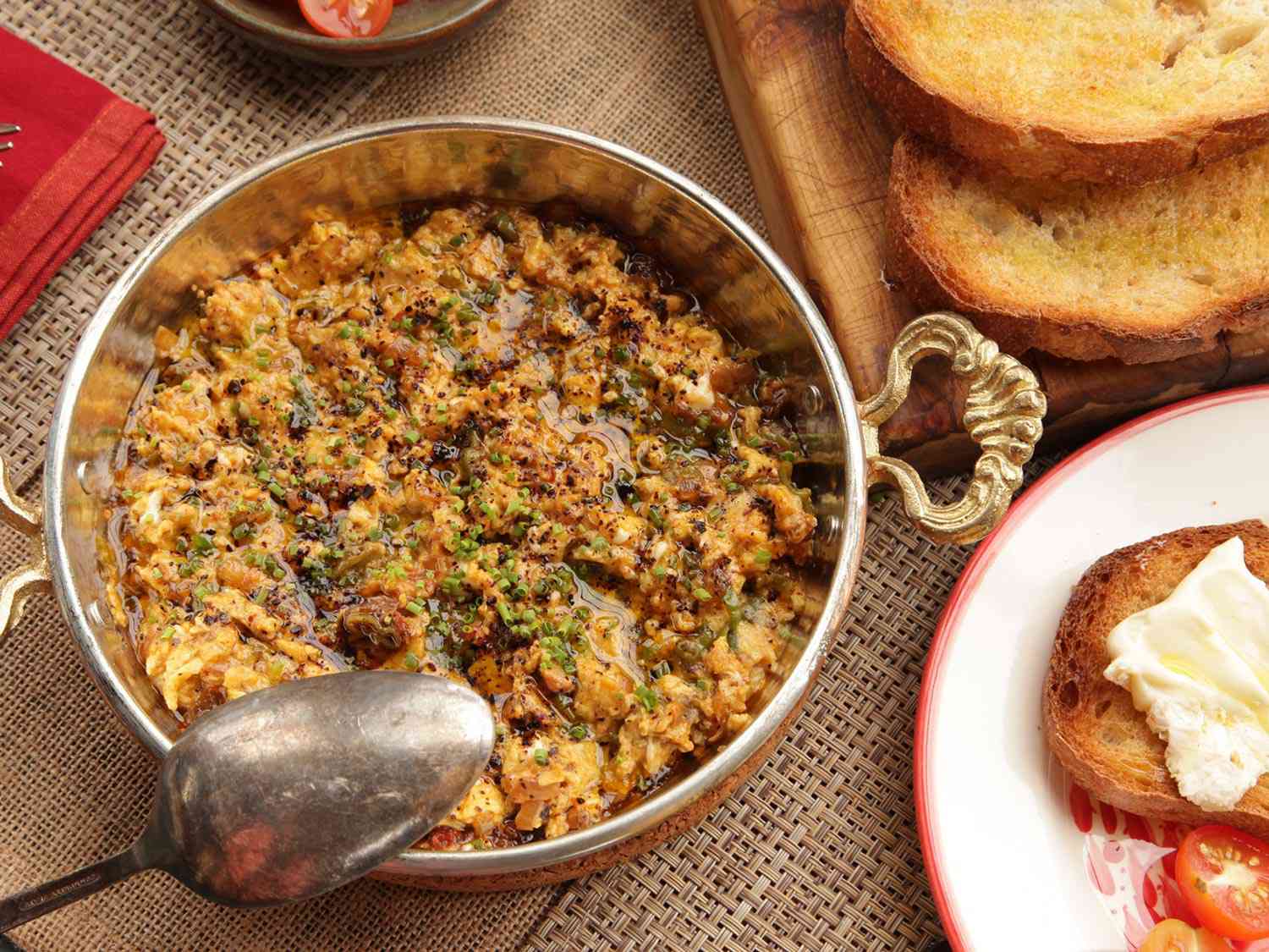 Menemen garnished with chopped chives