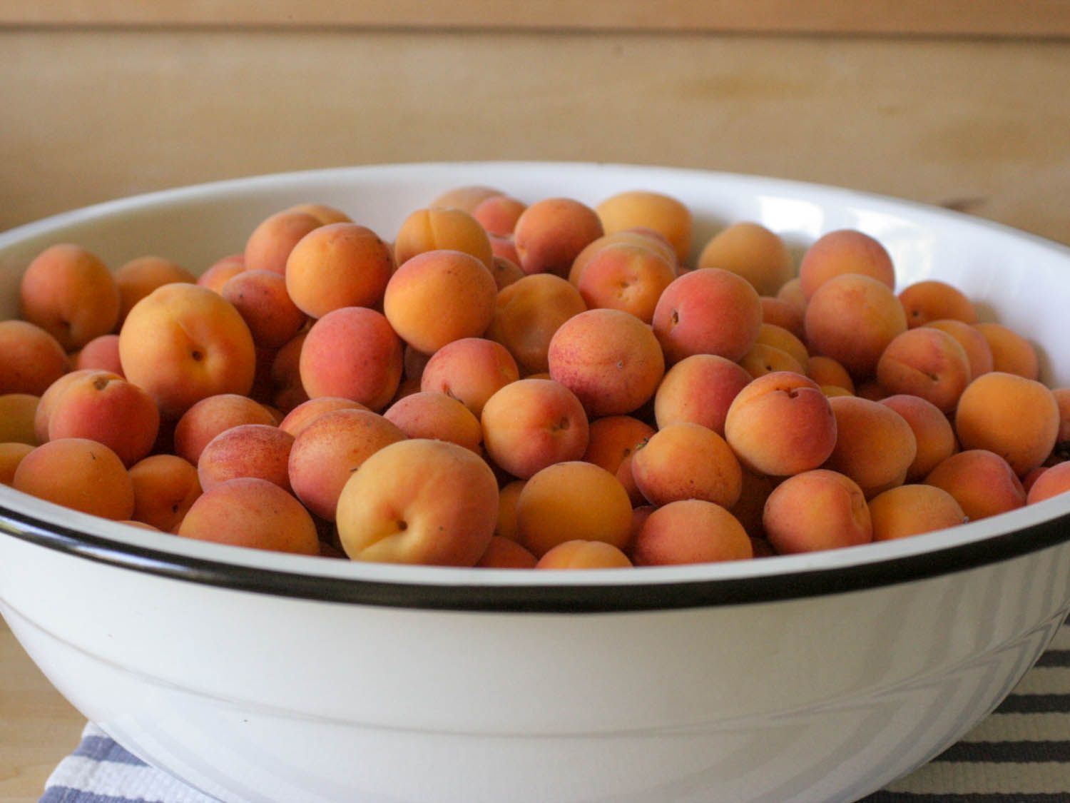20140811-apricot-bowl-jam-101-jennifer-latham.jpg