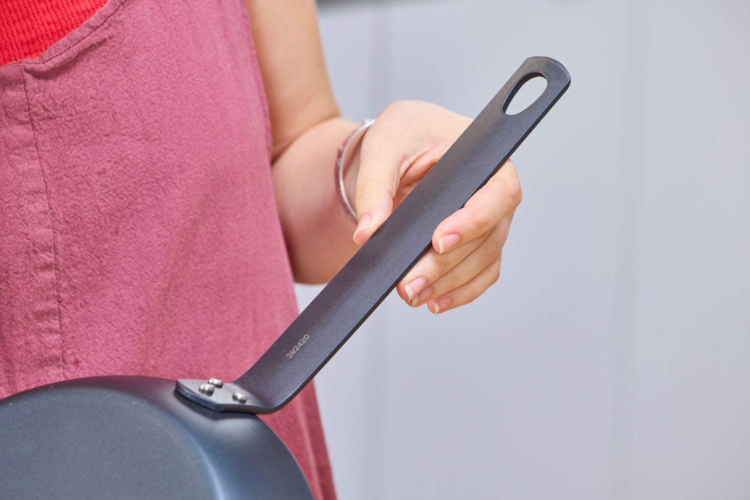 The handle on the Merten & Storck Pre-Seasoned 10-inch Carbon Steel Frying Pan