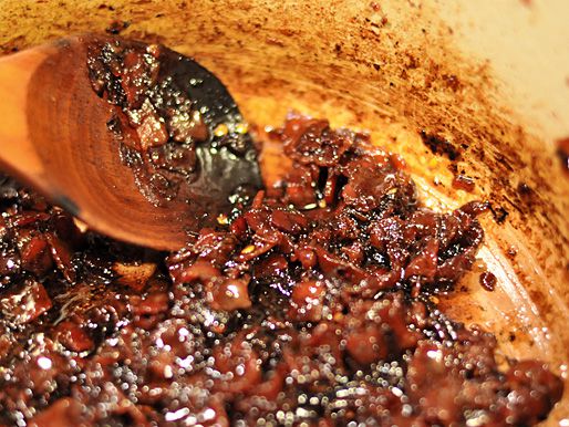 Simmered down bacon jam mixture turns dark brown. 