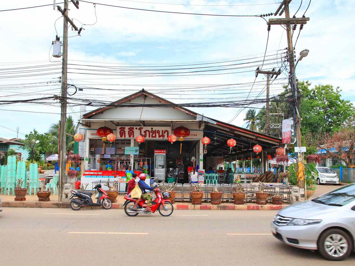DD Restaurant at the intersection of Prajak Sillapakhom Alley and Janjobtit Road in Nong Khai, Thailand. 