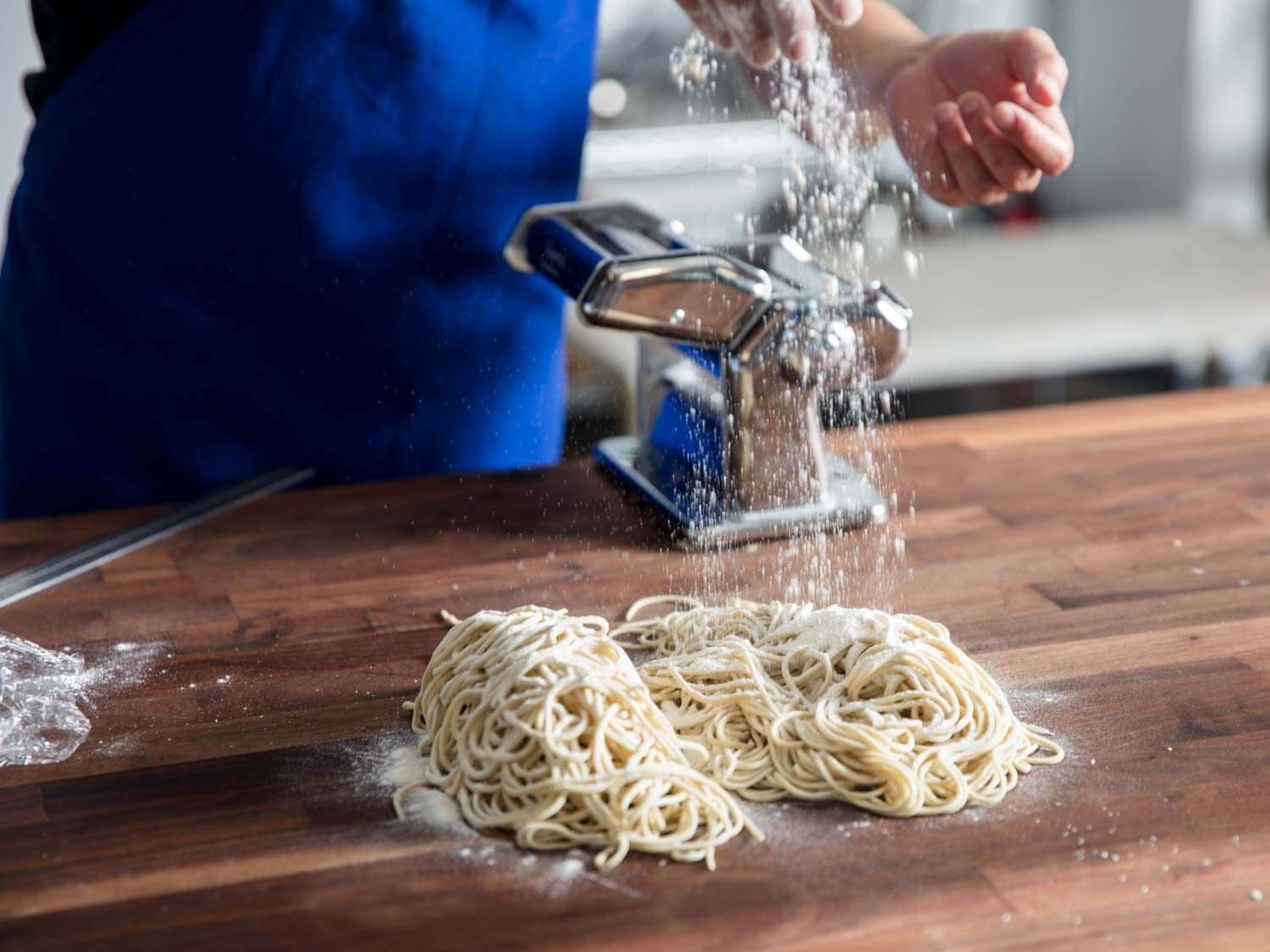 Dusting flour over just-cut ramen noodles