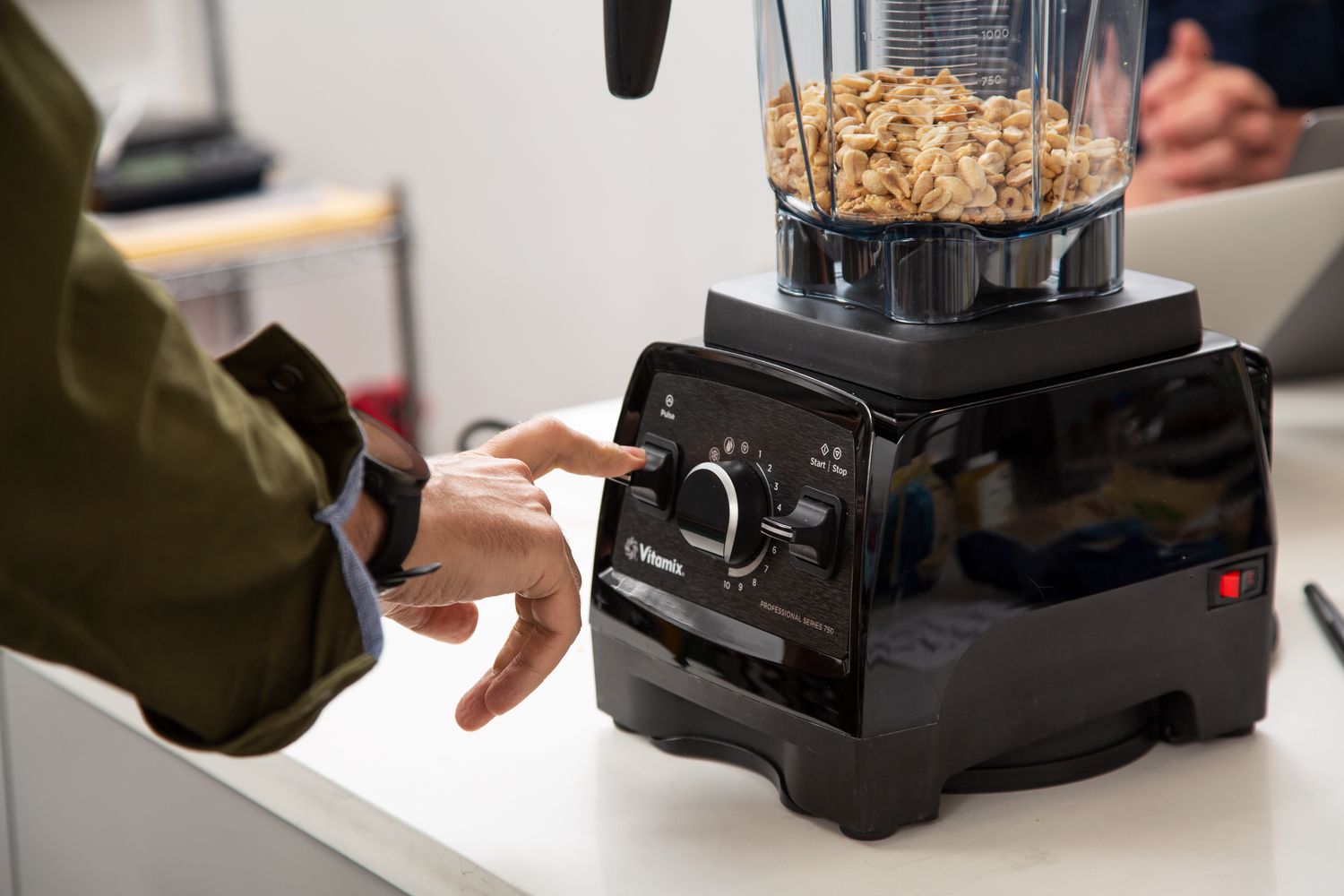 The vitamix Professional Series 750 processing peanuts