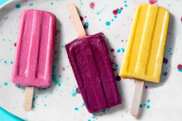 20200811-yogurt-fruit-popsicles-group-vicky-wasik-1-3