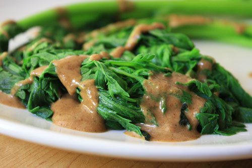 chrysanthemum-greens-salad