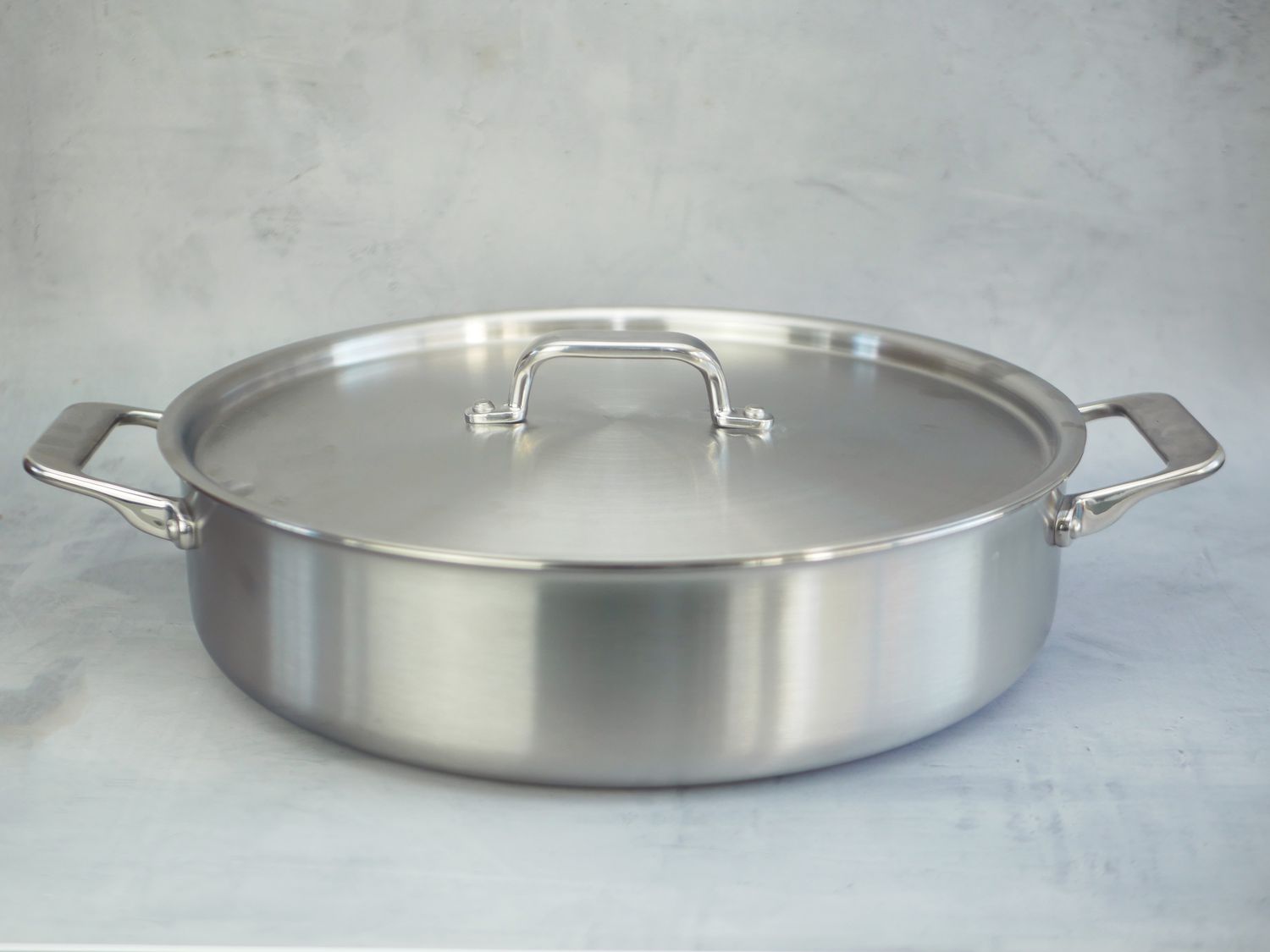 Misen rondeau on a gray surface