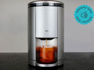 A spinn coffee maker brewing coffee over ice
