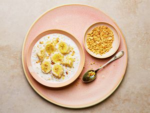 Overhead view of finished che on a platter with peanut toppings