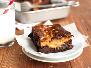 20150121-salted-dulce-de-leche-brownies-nila-jones-8.jpg