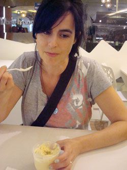 20130814-yvonne-tasting-durian-small.jpg