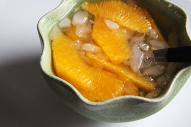 A scallop-edged bowl of Som Loy Kaew