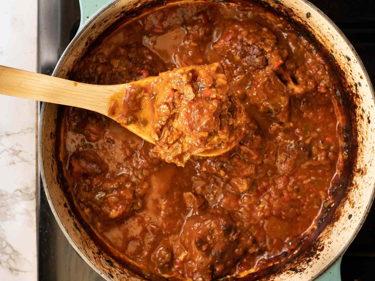Rabo encendido in a Dutch oven.