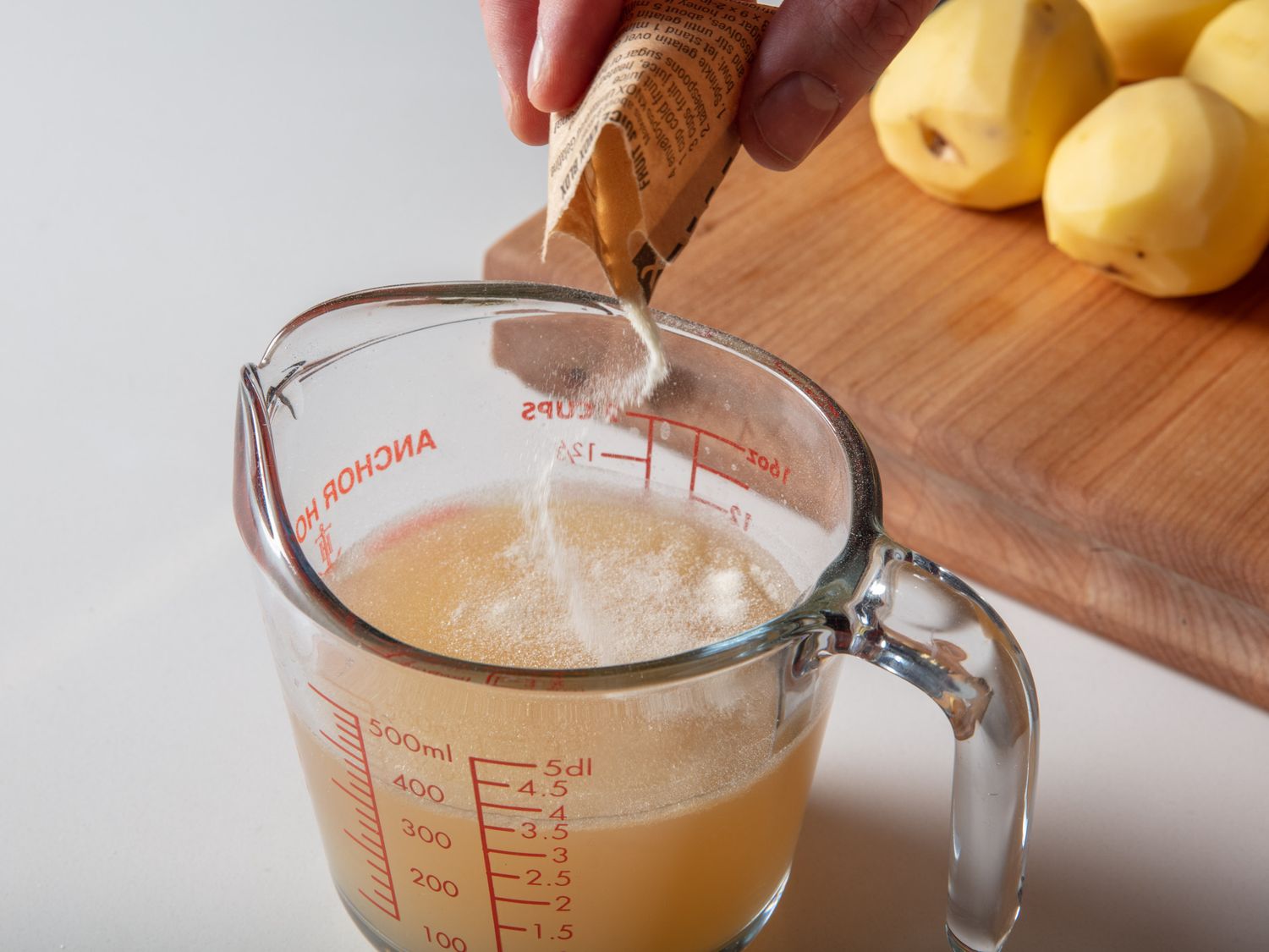 Sprinkling gelatin over chicken stock