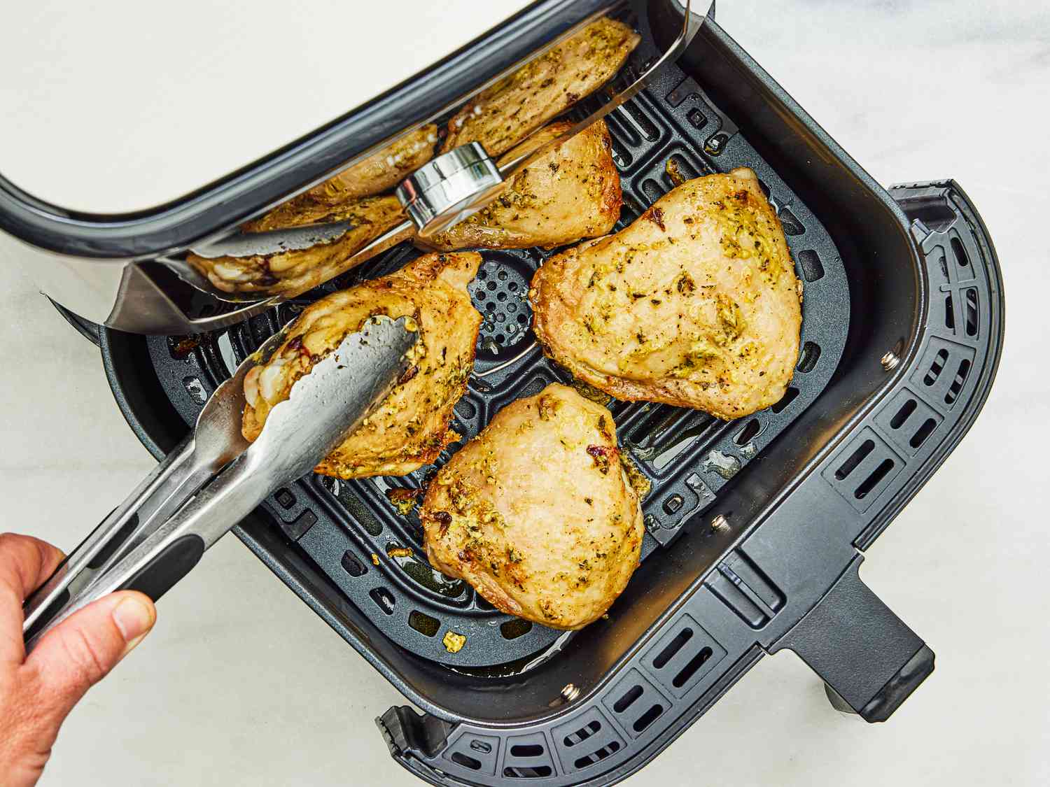 Cooked chicken thighs in an air fryer 