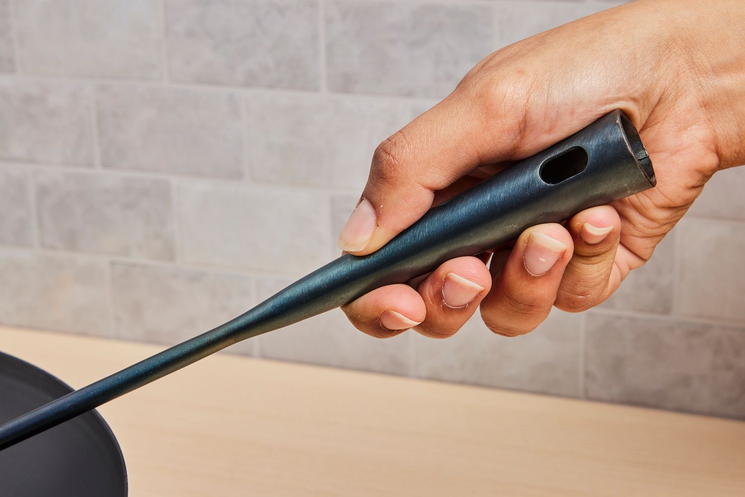 a closeup of the handle on a wok chuan