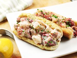 20161208-sous-vide-lobster-63-maine-lobster-roll.jpg