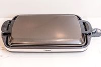 The Zojirushi electric griddle with a lid on top