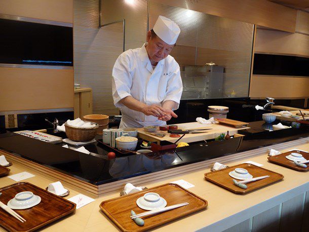 Chef making sushi at Kyubey