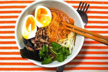 20141007-quick-kimchi-ramen-daniel-gritzer14.jpg