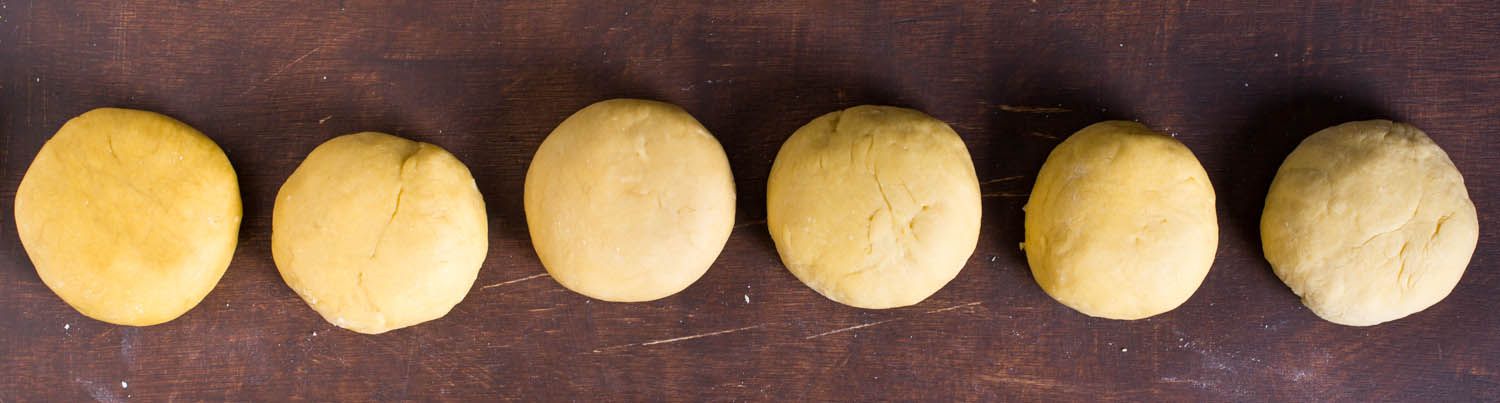 Six batches of pasta dough rested for various periods of time: starting from six hours to no rest time from left to right. 