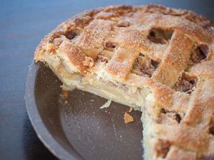 20121107-228942-creme-fraiche-apple-pie-610x458-1.jpg